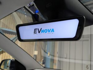 テスラ　デジタルインナーミラー