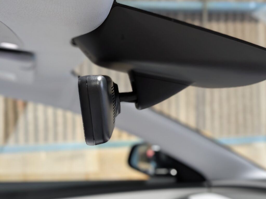 テスラ　デジタルインナーミラー