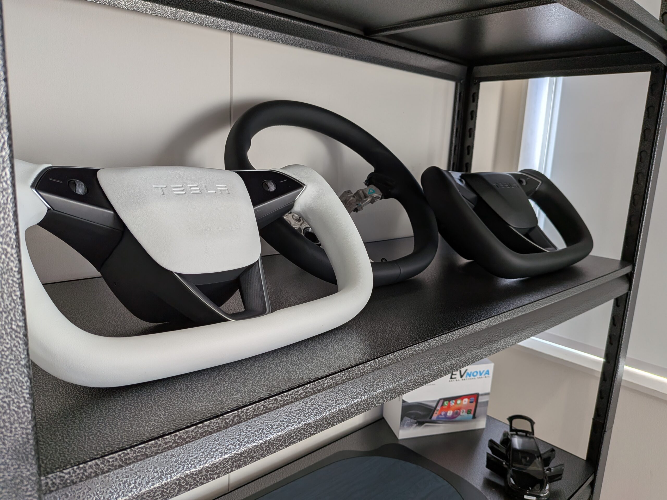 テスラとタム社員