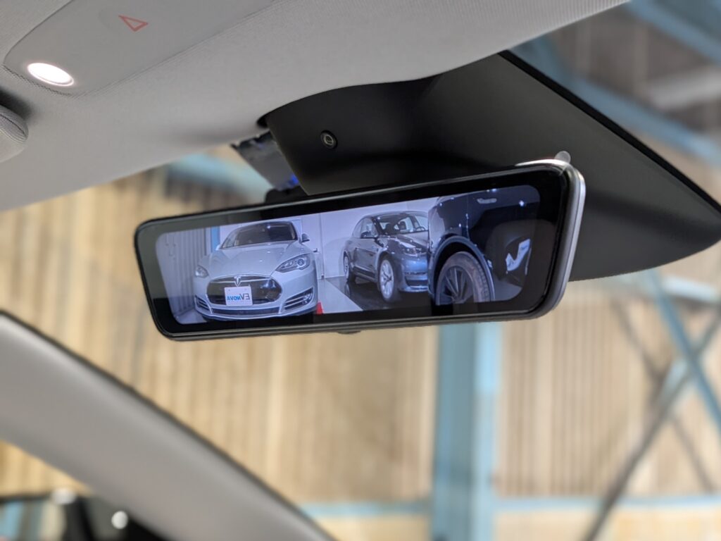 テスラ　デジタルインナーミラー