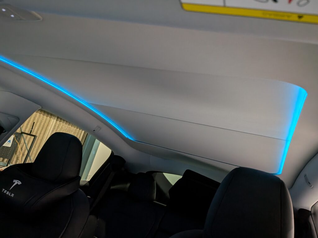 テスラ　電動シェード