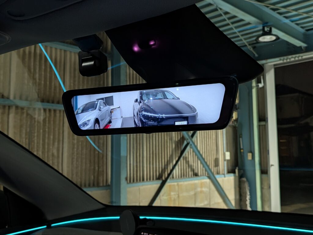 テスラ　デジタルインナーミラー