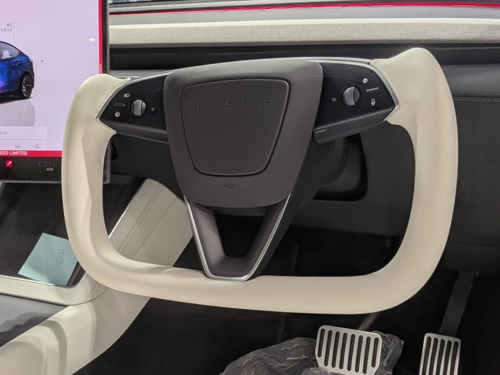 Tesla モデル3ヨークステアリング　ホワイト　ハンドルヒーター対応 大人気のTESLA ヨークハンドル】整備士による施工で独自アフター保証付き