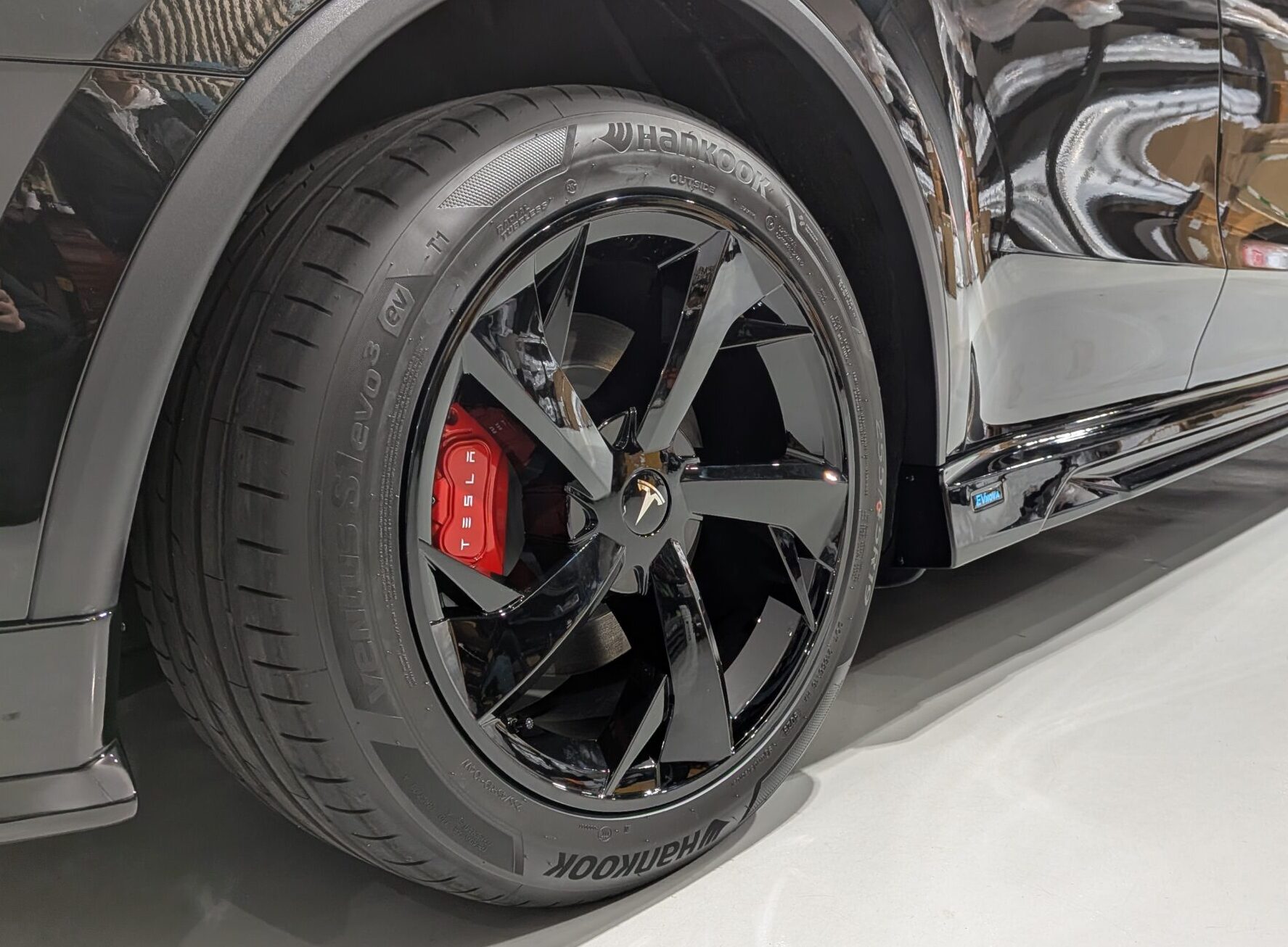 ブレーキキャリパーカバー　TESLA