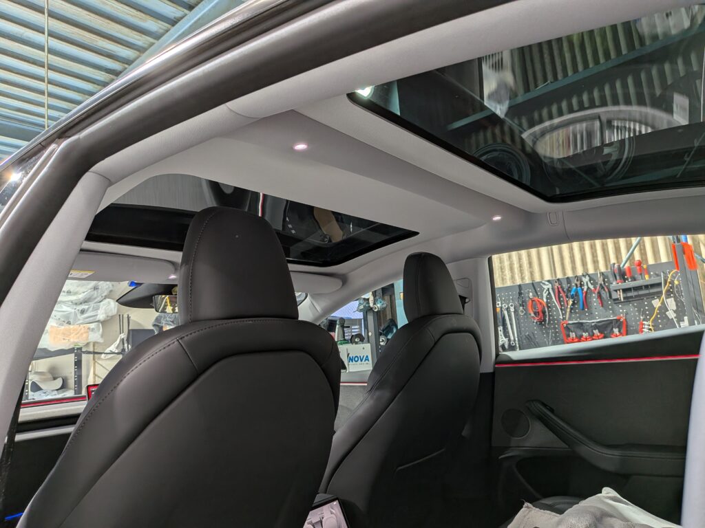テスラ　電動サンシェード