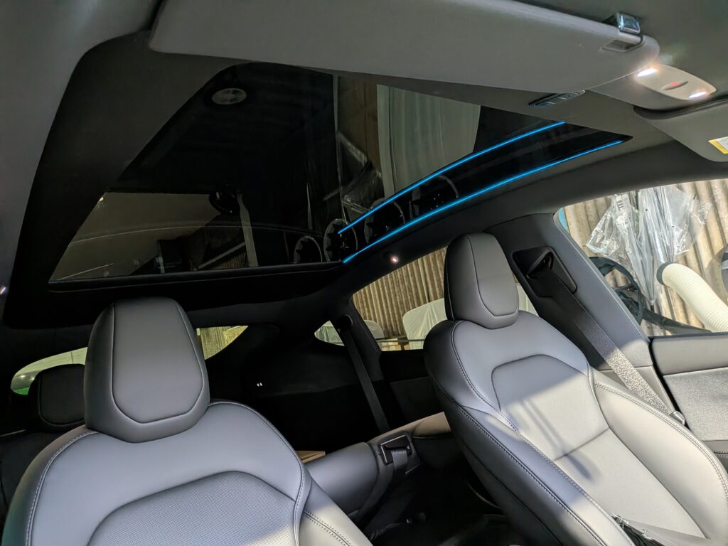 テスラ　電動サンシェード　電動ルーフ