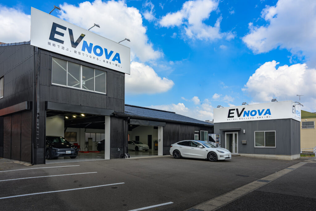 青空の下に建つEVNOVA NAGOYAの新店舗外観
