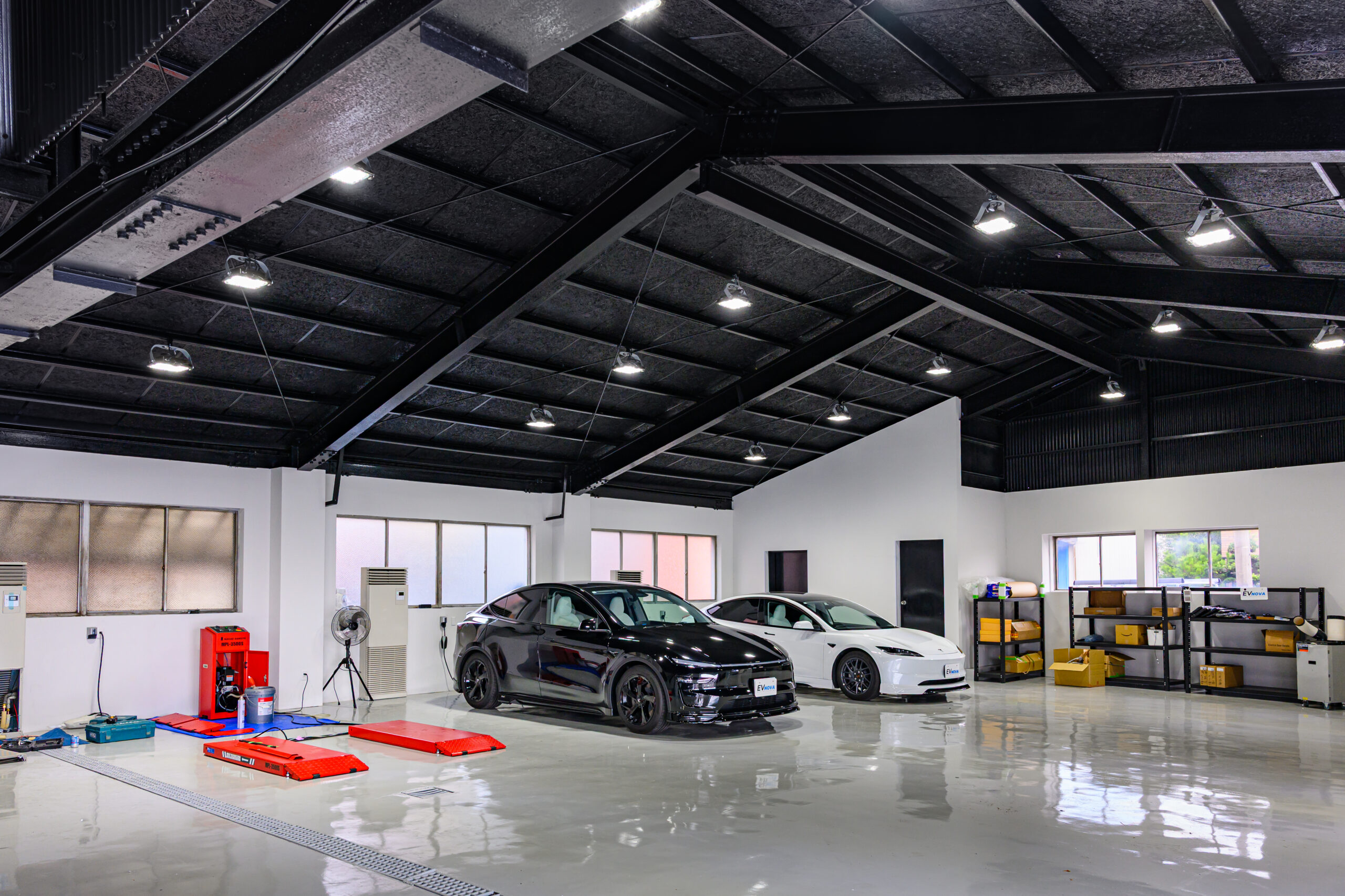 EV NOVA の整備工場内に並ぶテスラ