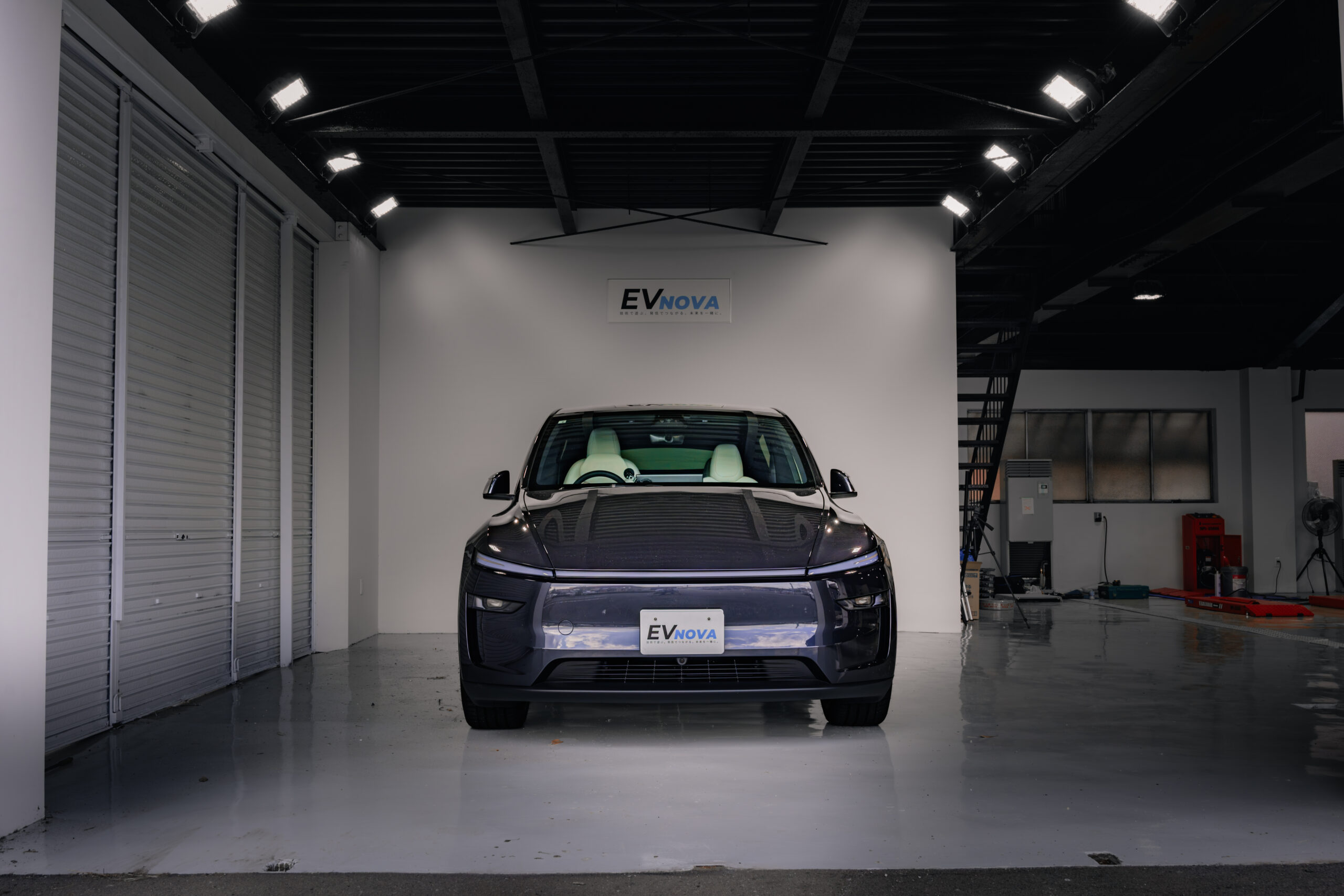 入庫したテスラ Model Y の正面