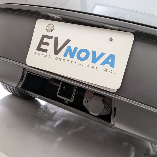 EVNOVAロゴが入ったTeslaカスタムパーツの施工ディテール