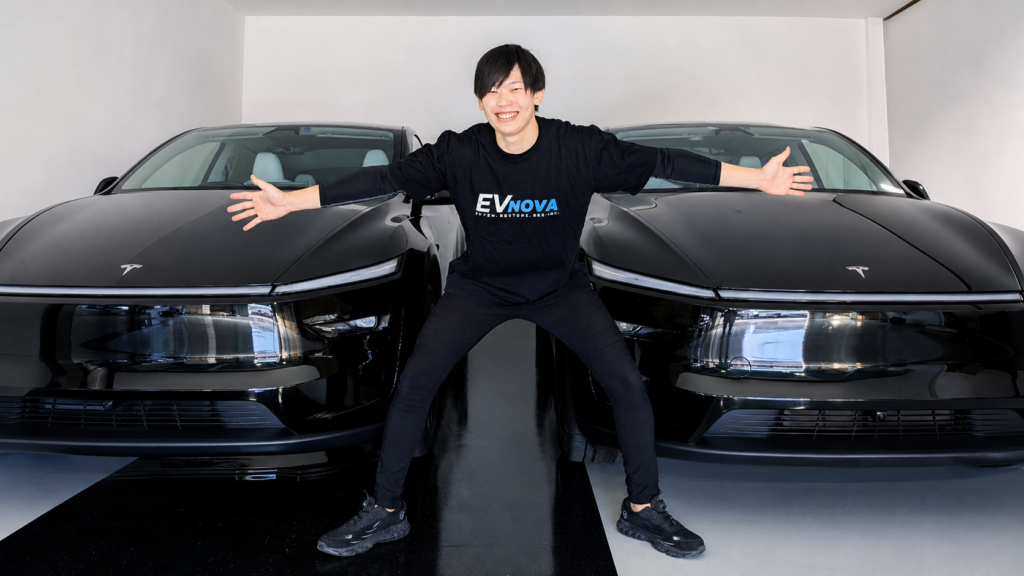 EVNOVA代表・竹田匠吾（たむ社員）と2台のテスラ